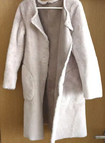 연한 베이지 무스탕 코트