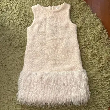 화이트 슬리브리스 밑단 퍼 미니 원피스