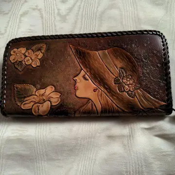 가죽 장지갑 여성 조각 포함
