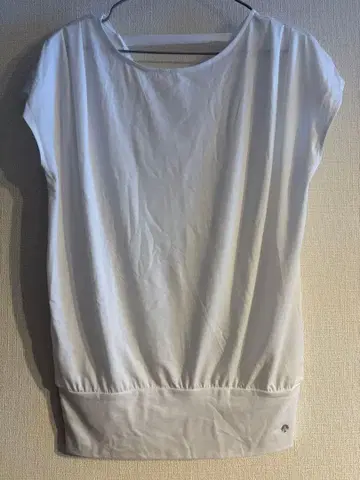 화이트 V넥 티셔츠 S 사이즈 SUKALA