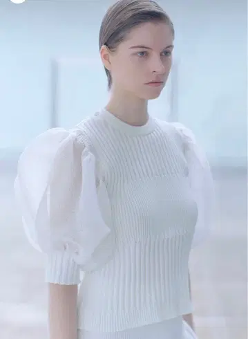 새상품급 CFCL 화이트 퍼프 슬리브 니트