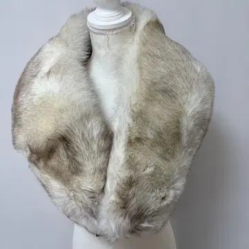 베이지 계열 퍼 숄