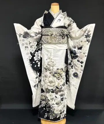 화이트 베이스에 블랙 시크한 동백꽃과 작은 꽃의 후리소데 풀세트