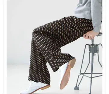 솔레아도 도트 무늬 와이드 팬츠 블랙 밑단 컷