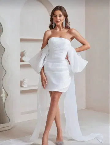 화이트 스트랩리스 웨딩 드레스