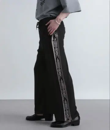 [ 새상품급 ] HARE 시크릿 자카드 라인 팬츠 블랙