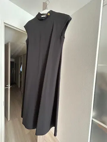 원 포인트 블랙 원피스