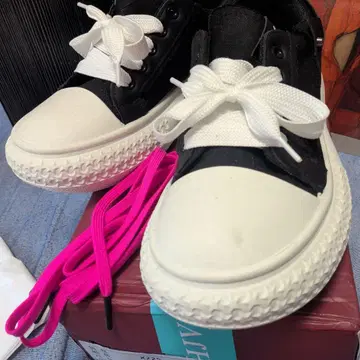 핑크 끈 포함! 블랙 화이트 스니커즈 캔버스 소재