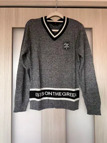 Kiss on the Green 그레이 V넥 스웨터 새상품