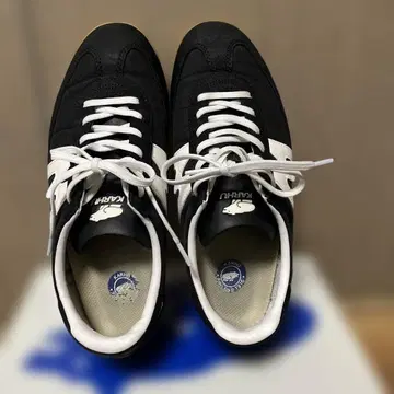 KARAHU 블랙/화이트 스니커즈