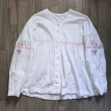 새상품급 PINK HOUSE 로고 자수 턱 개더 피코 프릴 블라우스