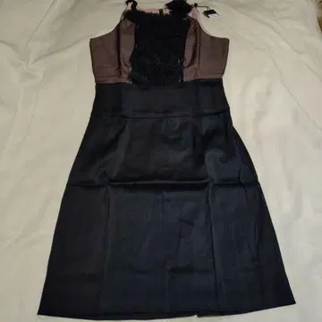 브라운과 블랙의 실크 혼방 슬리브리스 무릎 기장 원피스