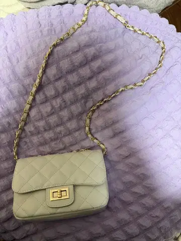 라이트 그레이 퀼팅 숄더백