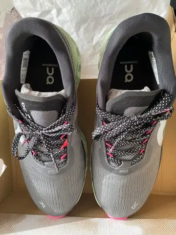 On Cloudstratus 스니커즈 그레이/핑크