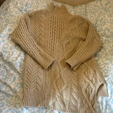 GALLARDAGALANTE 베이지 케이블 니트 하이넥 스웨터