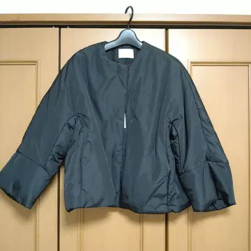 블랙 볼륨 슬리브 자켓