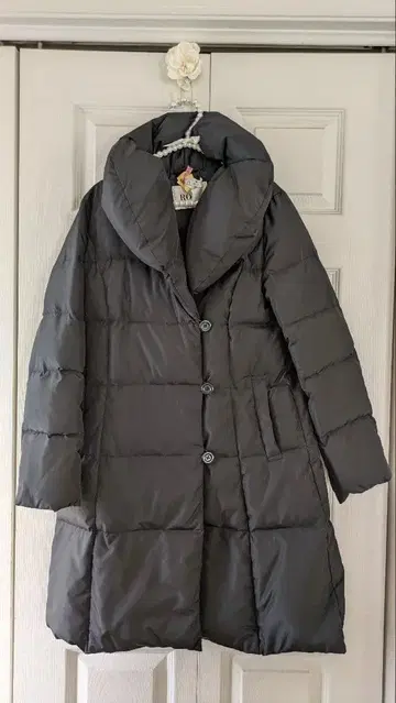 ROPE 블랙 버튼 달린 롱 다운 자켓