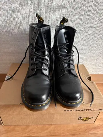 Dr. Martens 블랙 레이스업 부츠