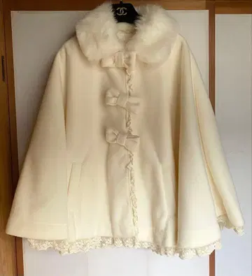 LIZLISA 퍼 달린 크림색 케이프 코트