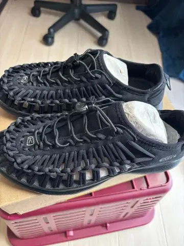 KEEN 유니크 블랙 스포츠 샌들