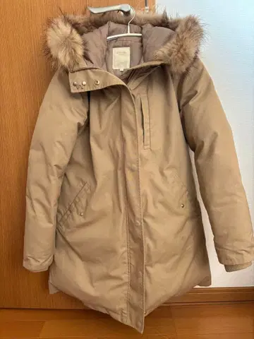 베이지 후드 부착 마운틴 다운