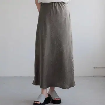 새틴 플레어 스커트 차콜 그레이 LOWRYSFARM 머메이드