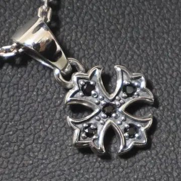 작지만 존재감 뛰어난 블랙 빛깔 꽃 (클로버) 모양 미니 펜던트 목걸이