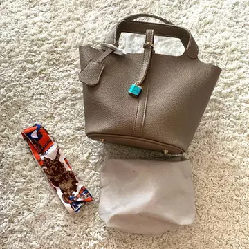 큐브 백 그레이지 골드 자물쇠 스카프 이너 백