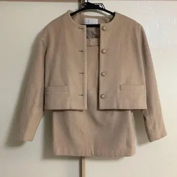 베이지 자켓 스커트 셋업