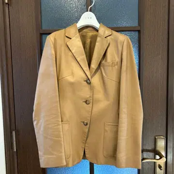 베이지 가죽 자켓 버튼 포함