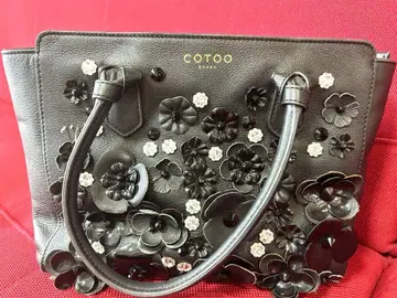 COTOO 꽃 장식 블랙 가죽 핸드백