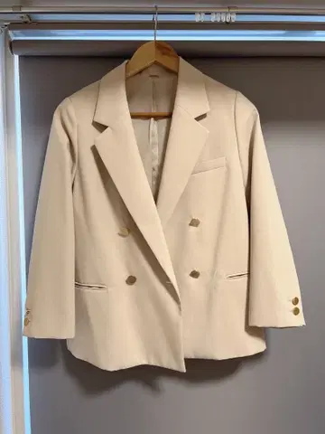 미라 오웬 베이지 노카라 자켓