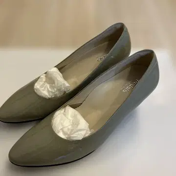 페달라 에나멜 펌프스