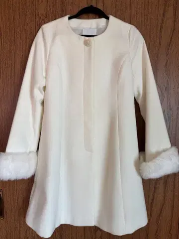 dazzlin 화이트 A라인 롱 코트 소매 퍼 포함