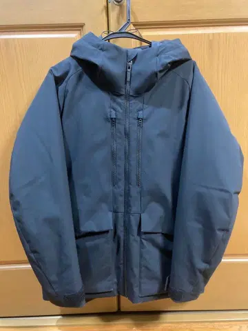 유니클로 하이브리드 다운 후드티 3D 컷 블랙 시착만 한 상품