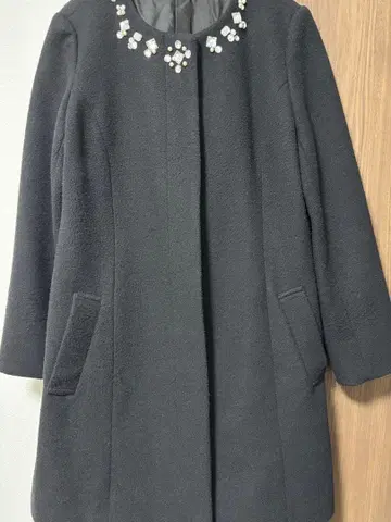 M.deux 비쥬 장식 블랙 체스터 코트