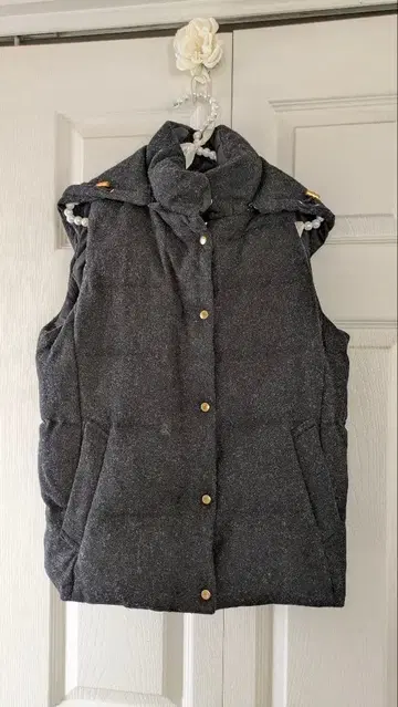 다크 그레이 후드 부착 퀼팅 베스트