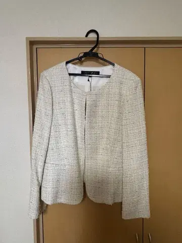 화이트 계열 트위드 자켓