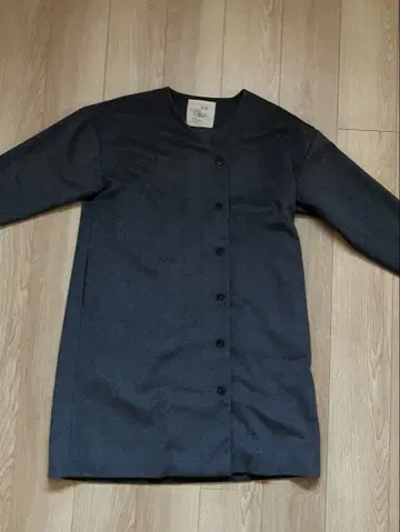 다크 그레이 롱 코트 버튼 포함