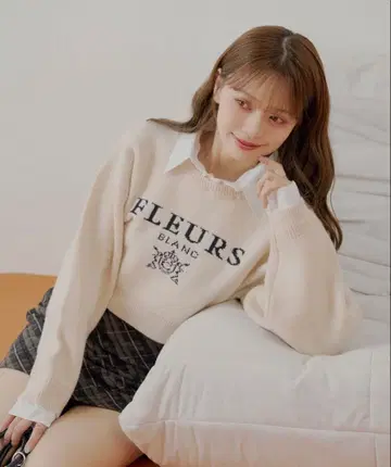 [ Chico ] 옷깃 탈부착 로고 자카드 숏 니트