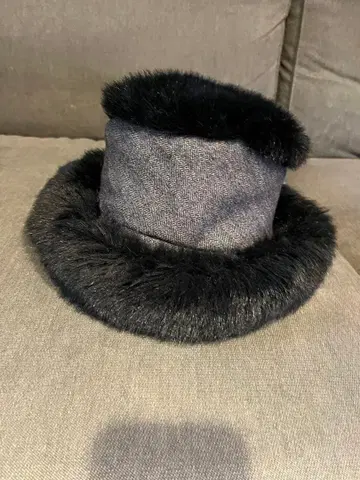 블랙 울 퍼 햇 작가 작품