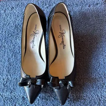 리본 포함 블랙 가죽 펌프스