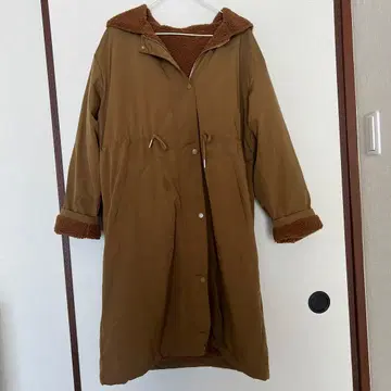 브라운 후드 부착 롱 코트