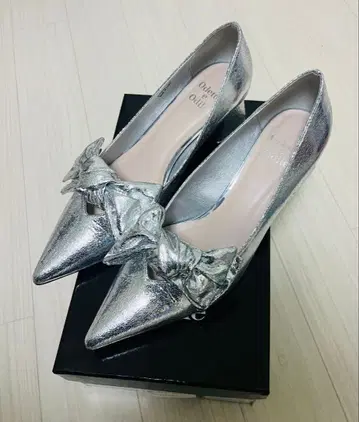 오데트 에 오딜 실버 리본 힐 펌프스 24