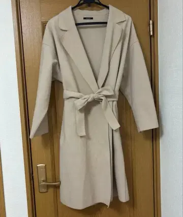 베이지 벨트 포함 롱 코트