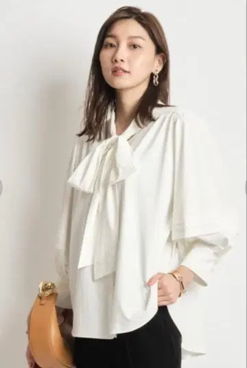 JUSGLITTY 자수 보타이 리본 블라우스