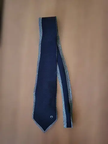 네이비와 화이트 체크 패턴 넥타이