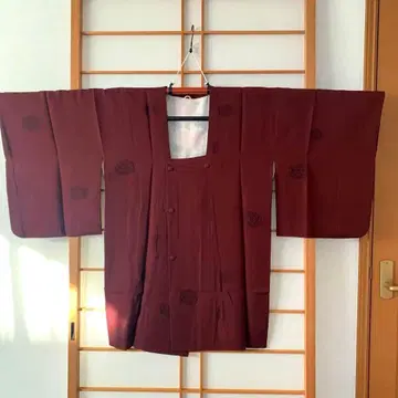 적자색 꽃 무늬 자수 겉옷