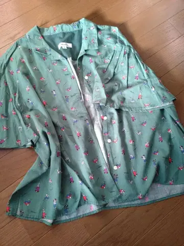 Skater 패턴 플레어 소매 셔츠