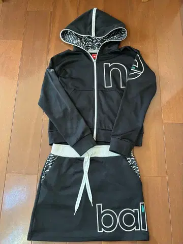 뉴발란스 후드 부착 자켓과 스커트 세트